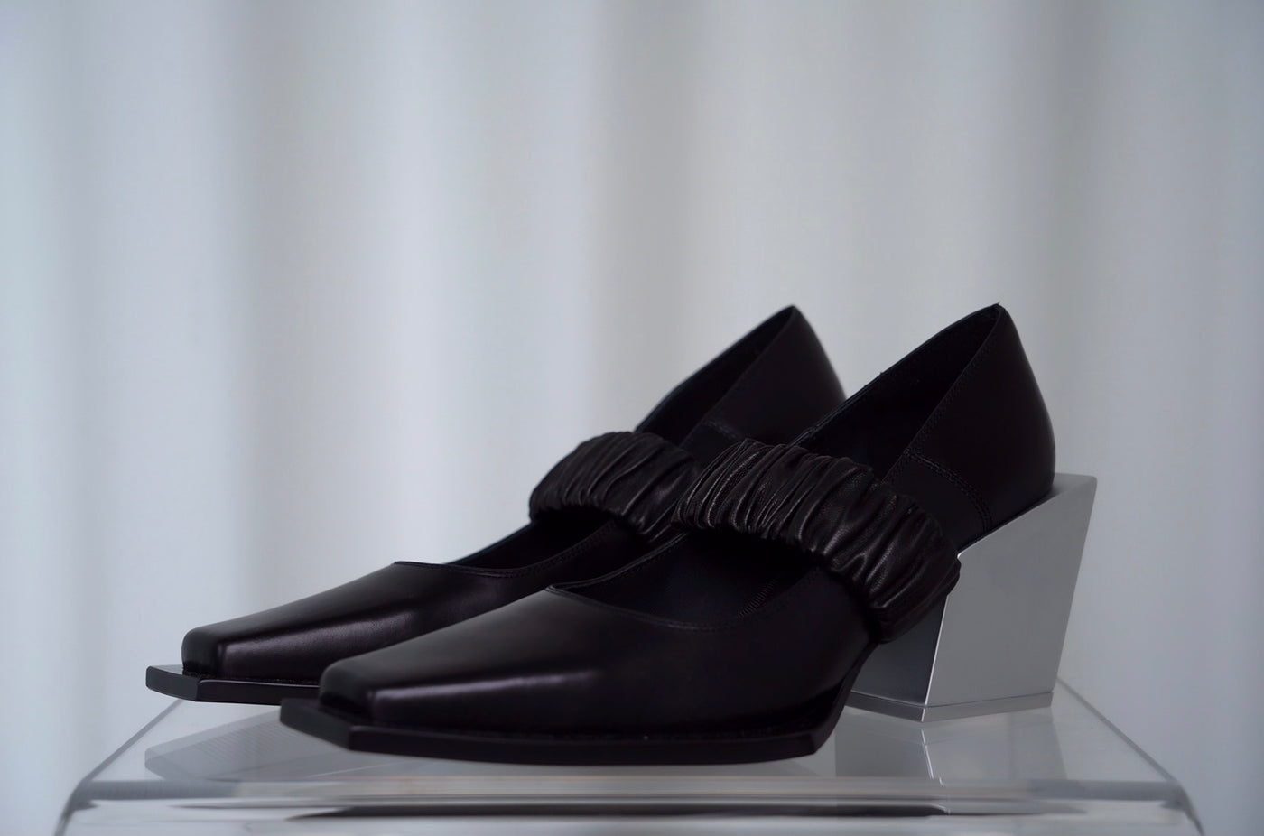 ANNAKIKI  / Square-toe Mary Jane leather shoes
