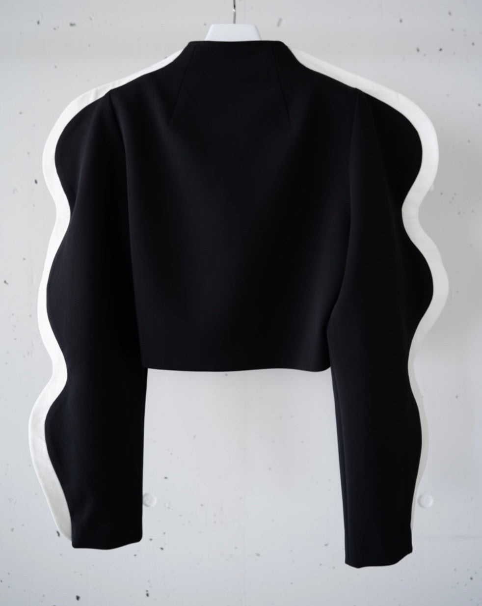 ANNAKIKI  / Signature 3D Waved-sleeve Crop Jacket